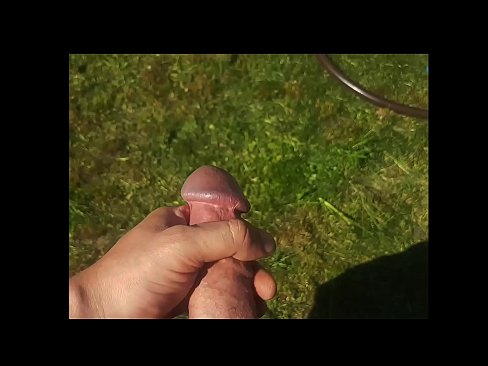 ❤️ Žhavá kočička si nechá ošukat růžovou kundičku a udělá se squirtem v letní zahradě. ️ Sex u nás ❌❤